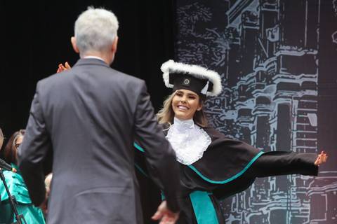 formatura-formanda-formando-meformei-medicina-futura-medica-ufrgs-universidade-federal-rio-grande-do-sul-federal-gaucha-porto-alegre-foto-fotos-fotografo-profissional-colação-de-grau-prova-de-togas-salao-de-atos-fabio-martins-foto-equipe-proffisional'