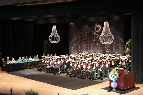 formatura-formanda-formando-meformei-medicina-futura-medica-ufrgs-universidade-federal-rio-grande-do-sul-federal-gaucha-porto-alegre-foto-fotos-fotografo-profissional-colação-de-grau-prova-de-togas-salao-de-atos-fabio-martins-foto-equipe-proffisional'