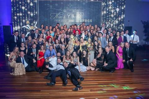 formatura-formanda-formando-meformei-medicina-futura-medica-ufrgs-universidade-federal-rio-grande-do-sul-federal-gaucha-porto-alegre-foto-fotos-fotografo-profissional-colação-de-grau-prova-de-togas-salao-de-atos-fabio-martins-foto-equipe-proffisional'