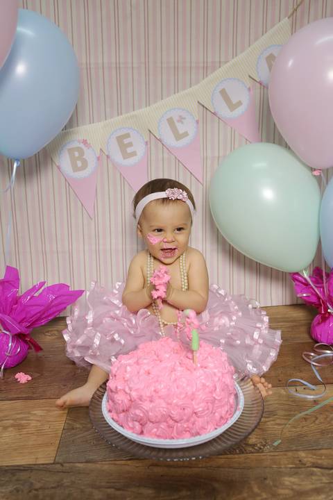 ensaio-externo-infantil-1-ano-acompanhamento-book-foto-fotos-fotografia-ensaio-menina-bebe-baby-nenê-ensaio-book-shoot-shooting-fabio-martins-fotografo-profissional-smash-the-cake-em-estudio-bolo-rosa-cenario-fabio-martins-foto-equipe'