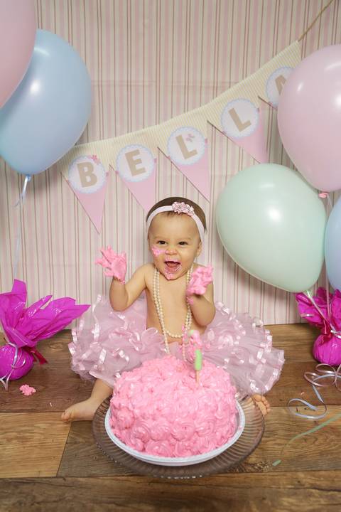 ensaio-externo-infantil-1-ano-acompanhamento-book-foto-fotos-fotografia-ensaio-menina-bebe-baby-nenê-ensaio-book-shoot-shooting-fabio-martins-fotografo-profissional-smash-the-cake-em-estudio-bolo-rosa-cenario-fabio-martins-foto-equipe'