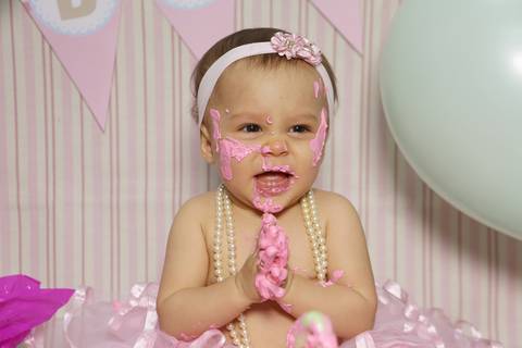 ensaio-externo-infantil-1-ano-acompanhamento-book-foto-fotos-fotografia-ensaio-menina-bebe-baby-nenê-ensaio-book-shoot-shooting-fabio-martins-fotografo-profissional-smash-the-cake-em-estudio-bolo-rosa-cenario-fabio-martins-foto-equipe'