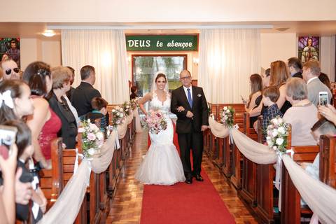 fotos-de-casamento-fotos-noiva-making-of-porto-alegre-casal-noiva-noivo-fotos-fotografia-fotógrafo-porto-alegre-wedding-porto-alegre-fotografo-profissional-vestido-de-noiva-penteado-noiva-casamento-chegada-noiva-na-igreja-decimonia-de-casamento'