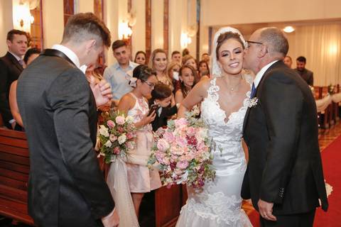 fotos-de-casamento-fotos-noiva-making-of-porto-alegre-casal-noiva-noivo-fotos-fotografia-fotógrafo-porto-alegre-wedding-porto-alegre-fotografo-profissional-vestido-de-noiva-penteado-noiva-casamento-chegada-noiva-na-igreja-decimonia-de-casamento'