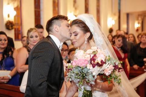 fotos-de-casamento-fotos-noiva-making-of-porto-alegre-casal-noiva-noivo-fotos-fotografia-fotógrafo-porto-alegre-wedding-porto-alegre-fotografo-profissional-vestido-de-noiva-penteado-noiva-casamento-chegada-noiva-na-igreja-decimonia-de-casamento'