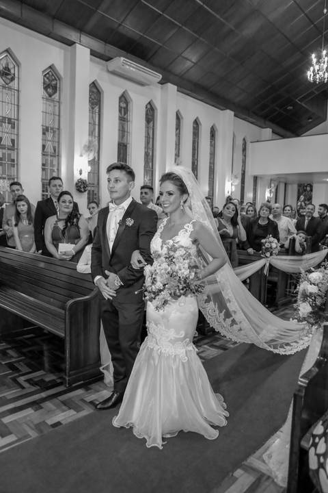 fotos-de-casamento-fotos-noiva-making-of-porto-alegre-casal-noiva-noivo-fotos-fotografia-fotógrafo-porto-alegre-wedding-porto-alegre-fotografo-profissional-vestido-de-noiva-penteado-noiva-casamento-chegada-noiva-na-igreja-decimonia-de-casamento'