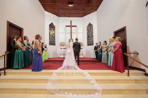 fotos-de-casamento-fotos-noiva-making-of-porto-alegre-casal-noiva-noivo-fotos-fotografia-fotógrafo-porto-alegre-wedding-porto-alegre-fotografo-profissional-vestido-de-noiva-penteado-noiva-casamento-chegada-noiva-na-igreja-decimonia-de-casamento'