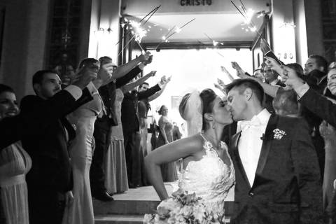 fotos-de-casamento-fotos-noiva-making-of-porto-alegre-casal-noiva-noivo-fotos-fotografia-fotógrafo-porto-alegre-wedding-porto-alegre-fotografo-profissional-vestido-de-noiva-penteado-noiva-casamento-chegada-noiva-na-igreja-decimonia-de-casamento'