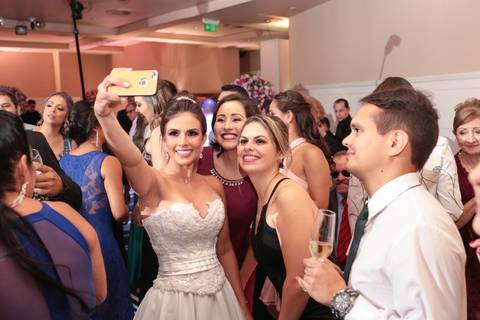 fotos-de-casamento-fotos-noiva-making-of-porto-alegre-casal-noiva-noivo-fotos-fotografia-fotógrafo-porto-alegre-wedding-porto-alegre-fotografo-profissional-vestido-de-noiva-penteado-noiva-recepção-festa-de-casamento-comemoração-casal-noivos-dança-noivos'