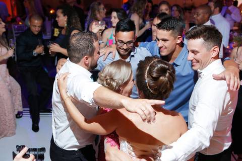 fotos-de-casamento-fotos-noiva-making-of-porto-alegre-casal-noiva-noivo-fotos-fotografia-fotógrafo-porto-alegre-wedding-porto-alegre-fotografo-profissional-vestido-de-noiva-penteado-noiva-recepção-festa-de-casamento-comemoração-casal-noivos-dança-noivos'