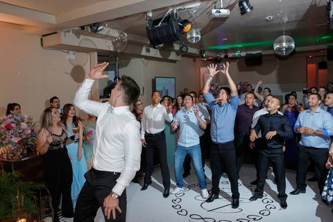 fotos-de-casamento-fotos-noiva-making-of-porto-alegre-casal-noiva-noivo-fotos-fotografia-fotógrafo-porto-alegre-wedding-porto-alegre-fotografo-profissional-vestido-de-noiva-penteado-noiva-recepção-festa-de-casamento-comemoração-casal-noivos-dança-noivos'