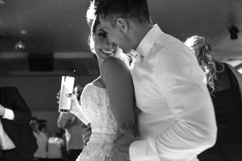 fotos-de-casamento-fotos-noiva-making-of-porto-alegre-casal-noiva-noivo-fotos-fotografia-fotógrafo-porto-alegre-wedding-porto-alegre-fotografo-profissional-vestido-de-noiva-penteado-noiva-recepção-festa-de-casamento-comemoração-casal-noivos-dança-noivos'