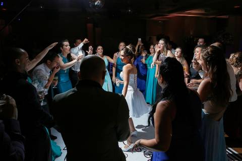 fotos-de-casamento-fotos-noiva-making-of-porto-alegre-casal-noiva-noivo-fotos-fotografia-fotógrafo-porto-alegre-wedding-porto-alegre-fotografo-profissional-vestido-de-noiva-penteado-noiva-recepção-festa-de-casamento-comemoração-casal-noivos-dança-noivos'