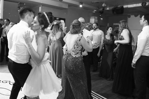 fotos-de-casamento-fotos-noiva-making-of-porto-alegre-casal-noiva-noivo-fotos-fotografia-fotógrafo-porto-alegre-wedding-porto-alegre-fotografo-profissional-vestido-de-noiva-penteado-noiva-recepção-festa-de-casamento-comemoração-casal-noivos-dança-noivos'