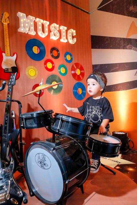 festa-de-aniversario-infantil-de-ROCK’n’ROLL-feita-por-fabio-martins-fotografo-de-porto-alegre-Party Room Kids-festa linda-fotografo infantil '