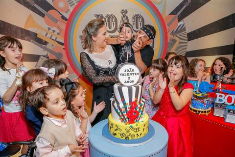 festa-de-aniversario-infantil-de-ROCK’n’ROLL-feita-por-fabio-martins-fotografo-de-porto-alegre-Party Room Kids-festa linda-fotografo infantil '