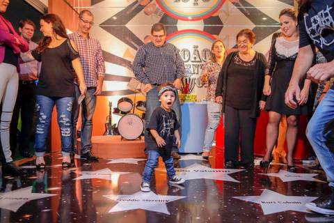 festa-de-aniversario-infantil-de-ROCK’n’ROLL-feita-por-fabio-martins-fotografo-de-porto-alegre-Party Room Kids-festa linda-fotografo infantil '