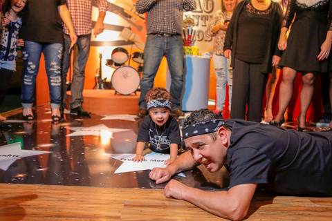 festa-de-aniversario-infantil-de-ROCK’n’ROLL-feita-por-fabio-martins-fotografo-de-porto-alegre-Party Room Kids-festa linda-fotografo infantil '