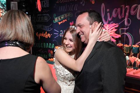 Porto Alegre – Fotos – Fotos de 15 anos – festa de 15 anos – festa linda de 15 anos – fotógrafo Fábio Martins– Muller Festa – Debutantes em Porto Alegre – Mullerfestas – festa neon – melhor festa de 15 anos '