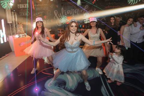 Porto Alegre – Fotos – Fotos de 15 anos – festa de 15 anos – festa linda de 15 anos – fotógrafo Fábio Martins– Muller Festa – Debutantes em Porto Alegre – Mullerfestas – festa neon – melhor festa de 15 anos '