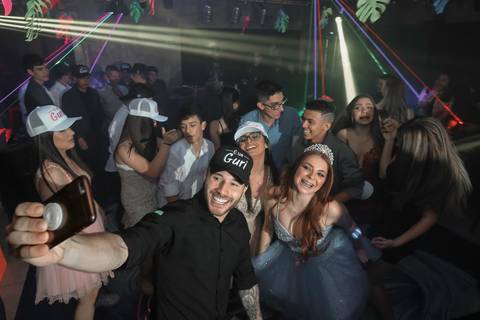 Porto Alegre – Fotos – Fotos de 15 anos – festa de 15 anos – festa linda de 15 anos – fotógrafo Fábio Martins– Muller Festa – Debutantes em Porto Alegre – Mullerfestas – festa neon – melhor festa de 15 anos '