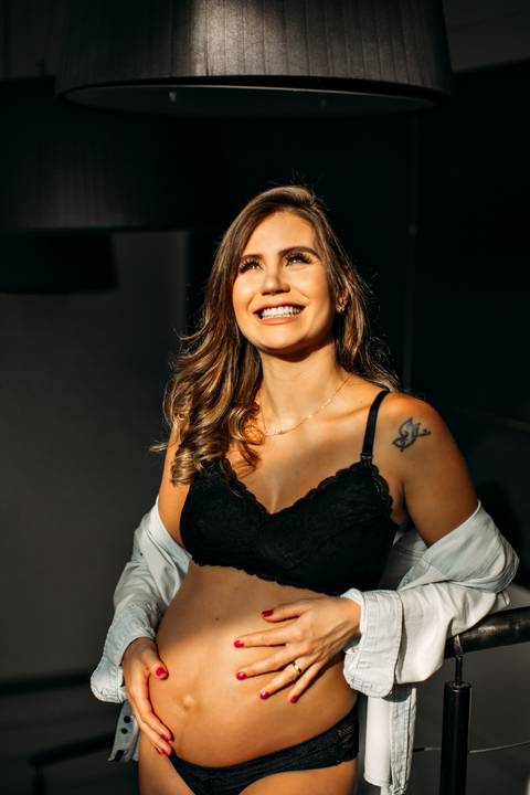 ensaio de gestante – book de gestante – fotografo de gestante – book de gestante na natureza – gestante no por sol – fotos de gestante no por do sol – lindas fotos de gestante com por do sol – Fábio Martins fotografo de gestante – gestante em estúdio '