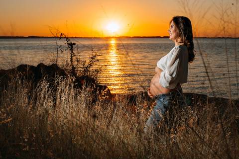 ensaio de gestante – book de gestante – fotografo de gestante – book de gestante na natureza – gestante no por sol – fotos de gestante no por do sol – lindas fotos de gestante com por do sol – Fábio Martins fotografo de gestante – gestante em estúdio '