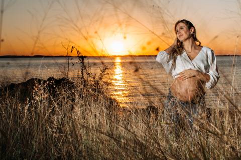 ensaio de gestante – book de gestante – fotografo de gestante – book de gestante na natureza – gestante no por sol – fotos de gestante no por do sol – lindas fotos de gestante com por do sol – Fábio Martins fotografo de gestante – gestante em estúdio '