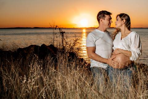 ensaio de gestante – book de gestante – fotografo de gestante – book de gestante na natureza – gestante no por sol – fotos de gestante no por do sol – lindas fotos de gestante com por do sol – Fábio Martins fotografo de gestante – gestante em estúdio '