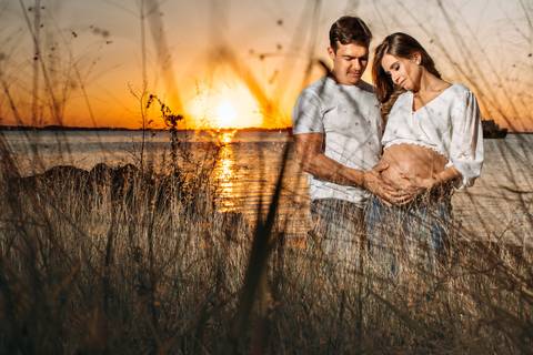 ensaio de gestante – book de gestante – fotografo de gestante – book de gestante na natureza – gestante no por sol – fotos de gestante no por do sol – lindas fotos de gestante com por do sol – Fábio Martins fotografo de gestante – gestante em estúdio '