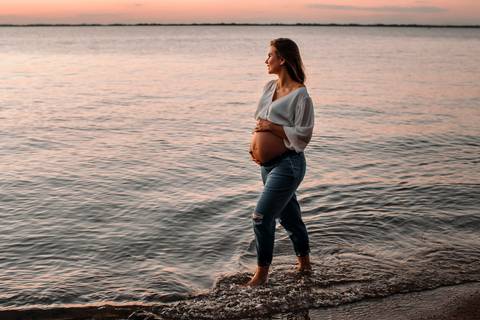 ensaio de gestante – book de gestante – fotografo de gestante – book de gestante na natureza – gestante no por sol – fotos de gestante no por do sol – lindas fotos de gestante com por do sol – Fábio Martins fotografo de gestante – gestante em estúdio '