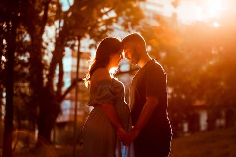 ensaio de gestante – book de gestante – fotografo de gestante – book de gestante na natureza – gestante no por sol – praça linda de porto alegre – lindas fotos de gestante com por do sol – Fábio Martins fotografo de gestante – gestante em casa '
