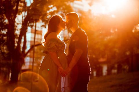 ensaio de gestante – book de gestante – fotografo de gestante – book de gestante na natureza – gestante no por sol – praça linda de porto alegre – lindas fotos de gestante com por do sol – Fábio Martins fotografo de gestante – gestante em casa '