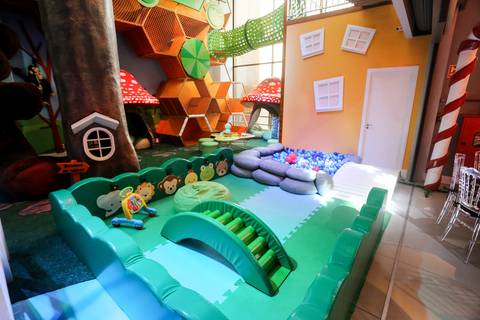 festa de aniversario-infantil feita por fabio martins-fotografo de porto alegre-fotografo infantil -  melhores fotos de aniversário - lalux - canoas - Willian Wonka - Fabrica de Chocolate - wonka golden ticket '