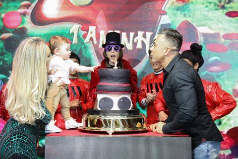 festa de aniversario-infantil feita por fabio martins-fotografo de porto alegre-fotografo infantil -  melhores fotos de aniversário - lalux - canoas - Willian Wonka - Fabrica de Chocolate - wonka golden ticket '