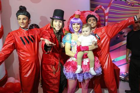 festa de aniversario-infantil feita por fabio martins-fotografo de porto alegre-fotografo infantil -  melhores fotos de aniversário - lalux - canoas - Willian Wonka - Fabrica de Chocolate - wonka golden ticket '