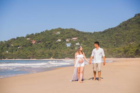 foto de casal com mãos dadas na praia, ensaio gestante'
