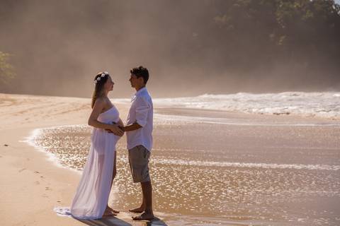 foto de marido segurando a barriga da esposa. ensaio gestante'