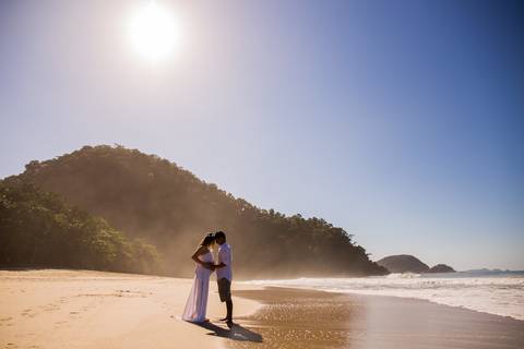 foto de marido segurando a barriga da esposa. ensaio gestante'