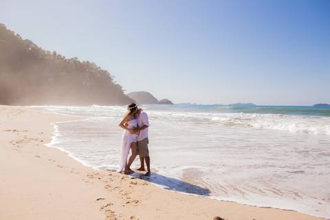 foto de marido segurando a barriga da esposa. ensaio gestante'