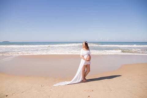 foto de grávida segurando a barriga na praia. ensaio gestante'