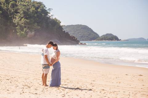 foto de casal com mãos dadas na praia, ensaio gestante'