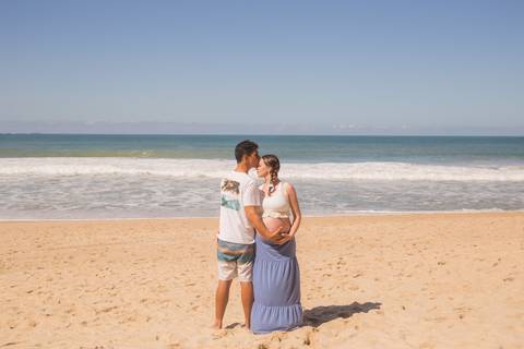 foto de marido segurando a barriga da esposa. ensaio gestante'
