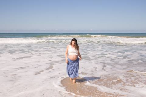 foto de grávida andando na praia. ensaio gestante'