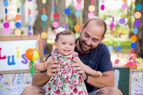 foto do bebê com o pai no cenário colorido. ensaio smash the cake smash the fuit'