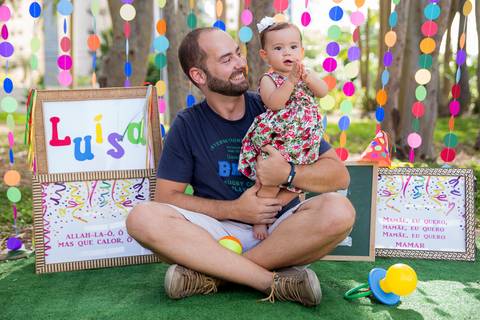 foto do bebê com o pai no cenário colorido. ensaio smash the cake smash the fuit'