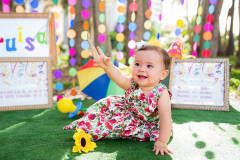 foto do bebê no cenário colorido. ensaio smash the cake smash the fuit'