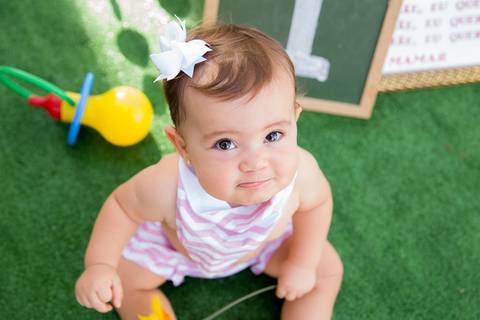 foto do bebê no cenário colorido. ensaio smash the cake smash the fuit'