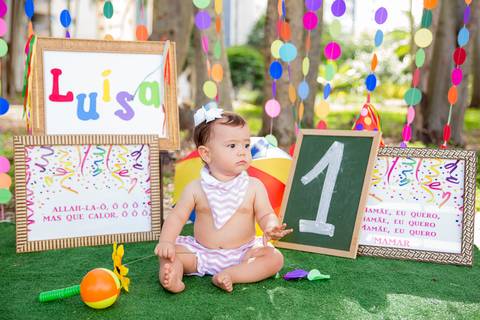 foto do bebê no cenário colorido. ensaio smash the cake smash the fuit'