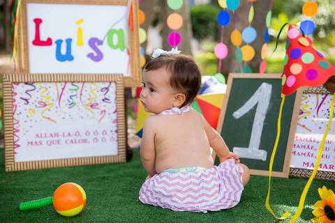 foto do bebê no cenário colorido. ensaio smash the cake smash the fuit'